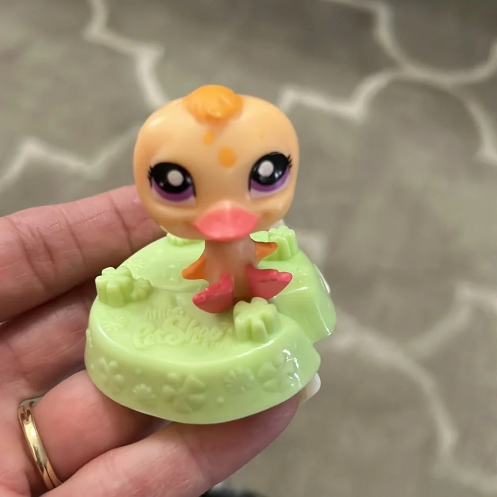 Hasbro made for McDonald’s happy meal figures of LITTLEST PET SHOP BUNDLE OF 3